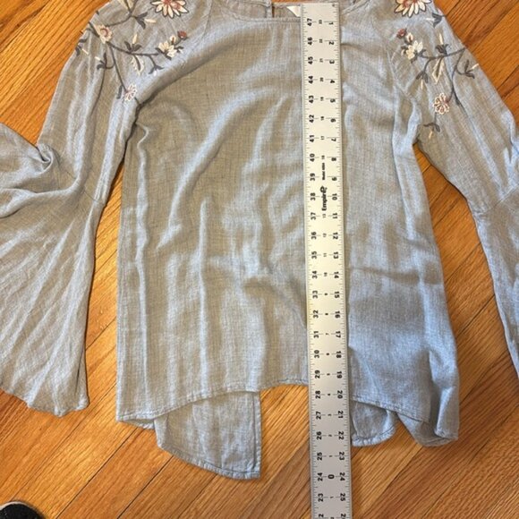 LAUREN CONRAD BELL SLEEVES W/ EMBROIDERED SHOULDERS SLIT BACK  XS SMALL GRAY - Picture 5 of 10